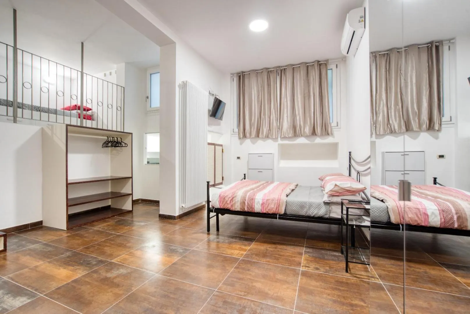 Hotel Italianflat - Subway Milano 0*,  Italia